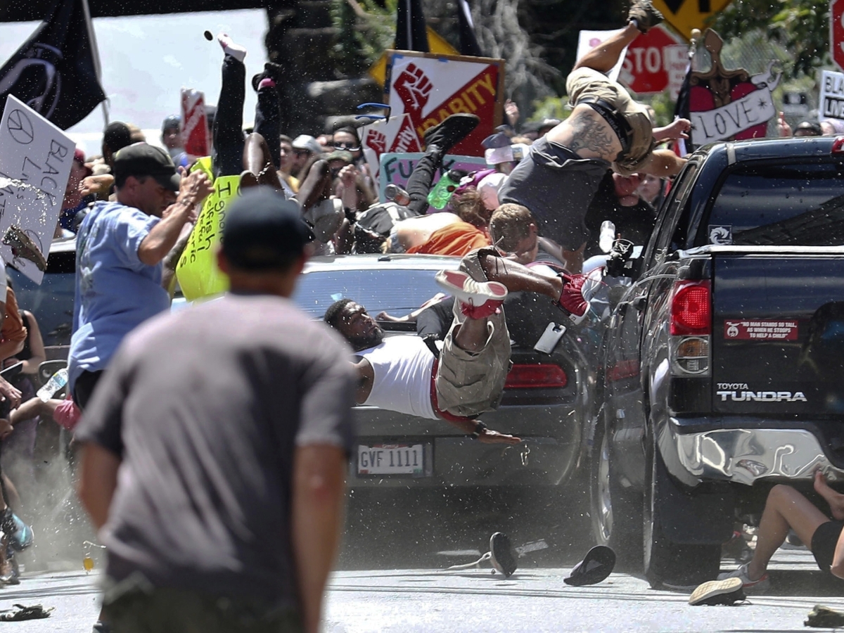 Charlottesville, james alex fields, auto, narážať, vraziť, dav, ľudia, demonštrácia