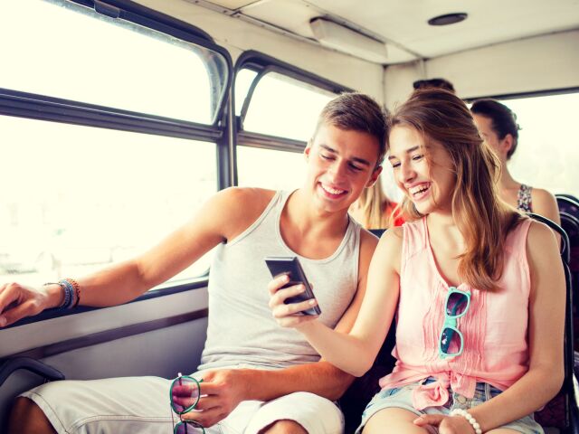 cestovanie, dovolenka, cesta, autobus, dvojica, leto, mobil, internet,