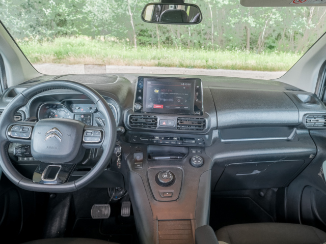 Kruhový ovládač automatickej prevodovky a systému Grip Control sú umiestnené na stredovej konzole.