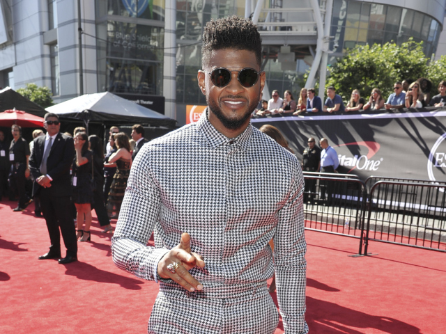 Spevák Usher odovzdával jednu z cien ESPY Awards.