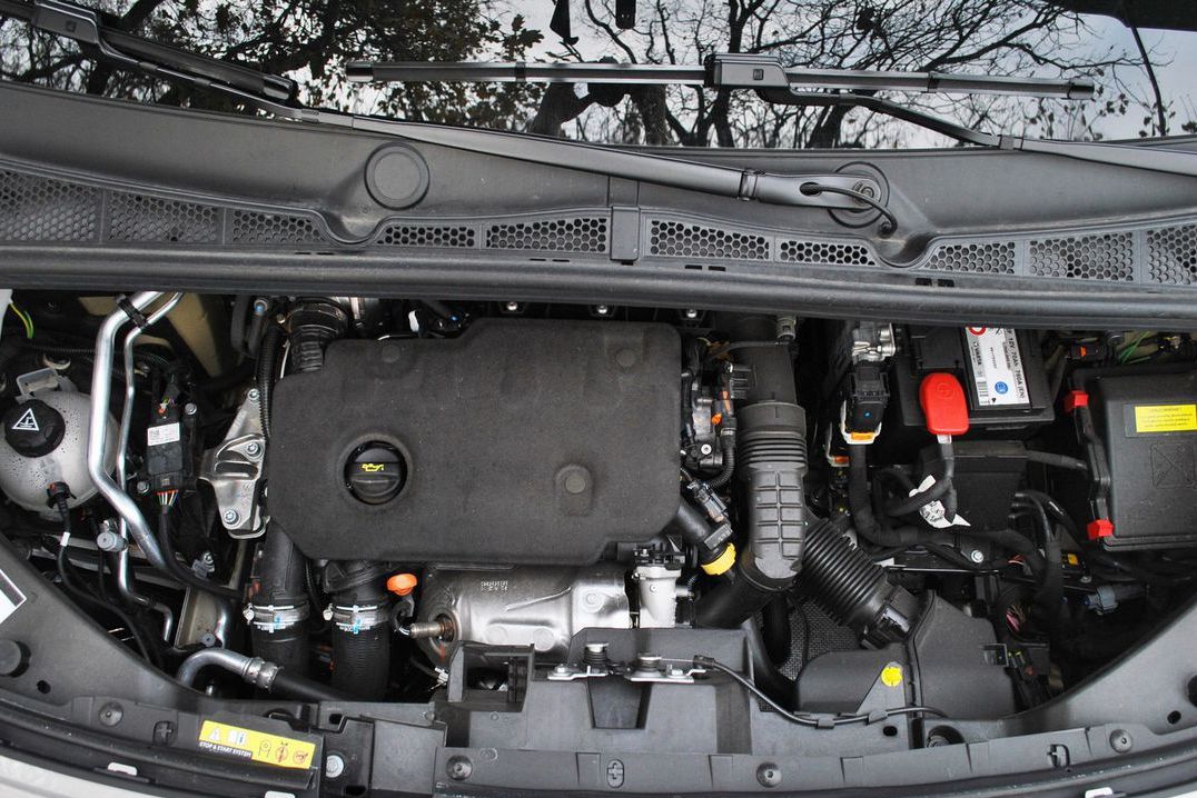 Diesel 1,5 BlueHDi v najvýkonnejšej verzii dáva 96 kW. Svoje limity ukáže až na diaľnici, kde Berlingo bojuje s aerodynamikou. Odvďačí sa však nízkou spotrebou. S ľahkou nohou na plyne nemusí z nádrže ubudnúť po 100 km viac ako 5,5 litra nafty.