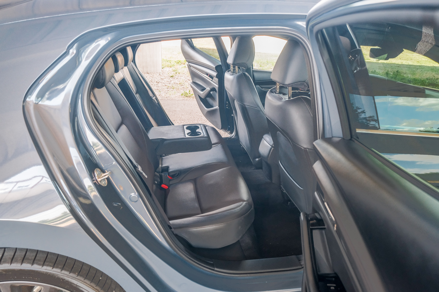 Mazda 3 ponúka pred zadnými sedadlami priemerné množstvo priestoru.