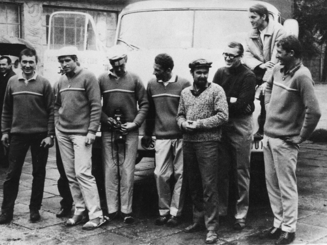 Hindukus 1. Posledná fotografia na domácej pôde s tatrovkou (zľava): Jozef Psotka, Ivan Fiala, Milan Šimunič, Juraj Zaťko, Marián Šajnoha, vedúci Tibor Šurka, Marián Zaťko, na kapote Jaroslav Oršula (chýba Milan Mereš).