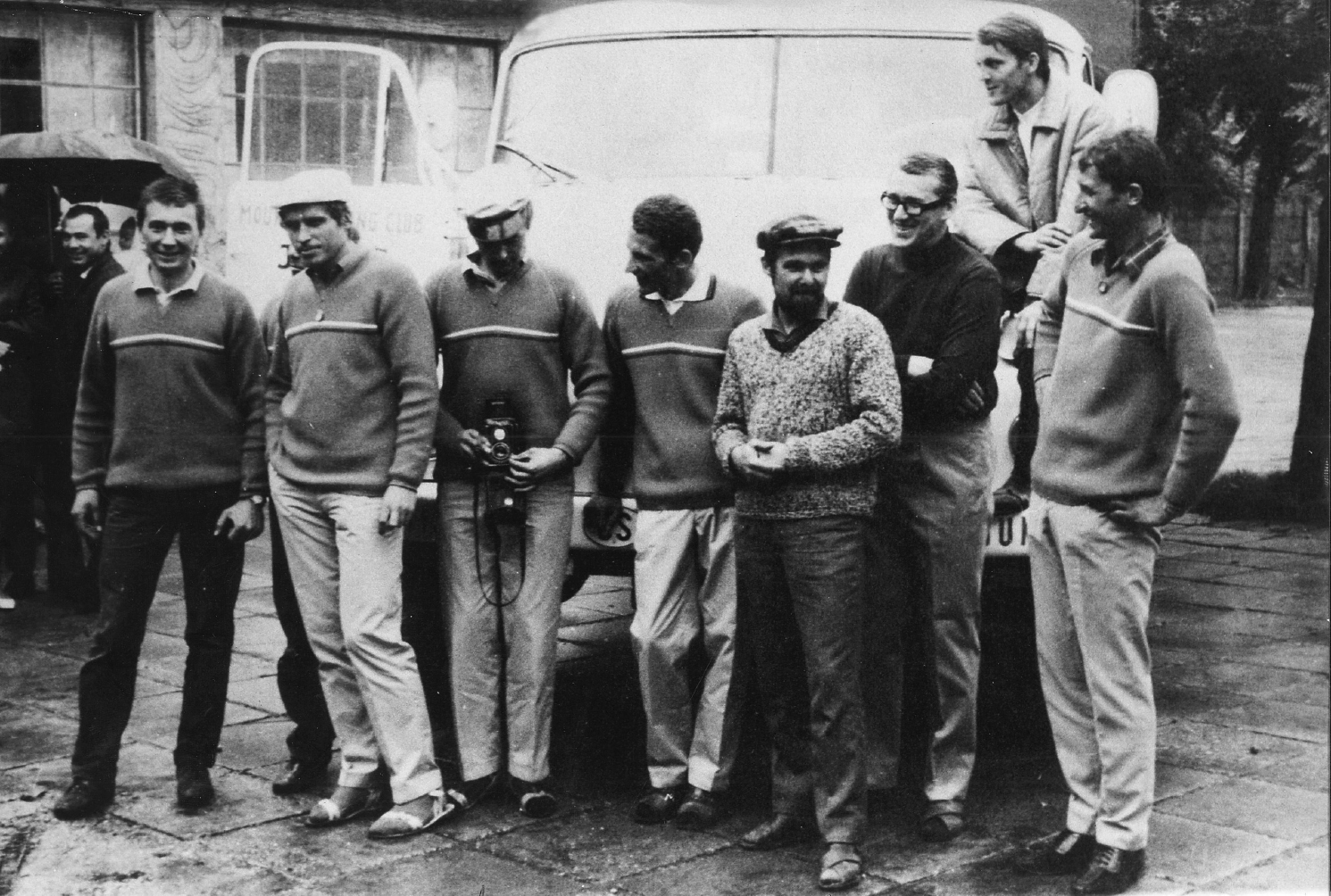 Hindukus 1. Posledná fotografia na domácej pôde s tatrovkou (zľava): Jozef Psotka, Ivan Fiala, Milan Šimunič, Juraj Zaťko, Marián Šajnoha, vedúci Tibor Šurka, Marián Zaťko, na kapote Jaroslav Oršula (chýba Milan Mereš).