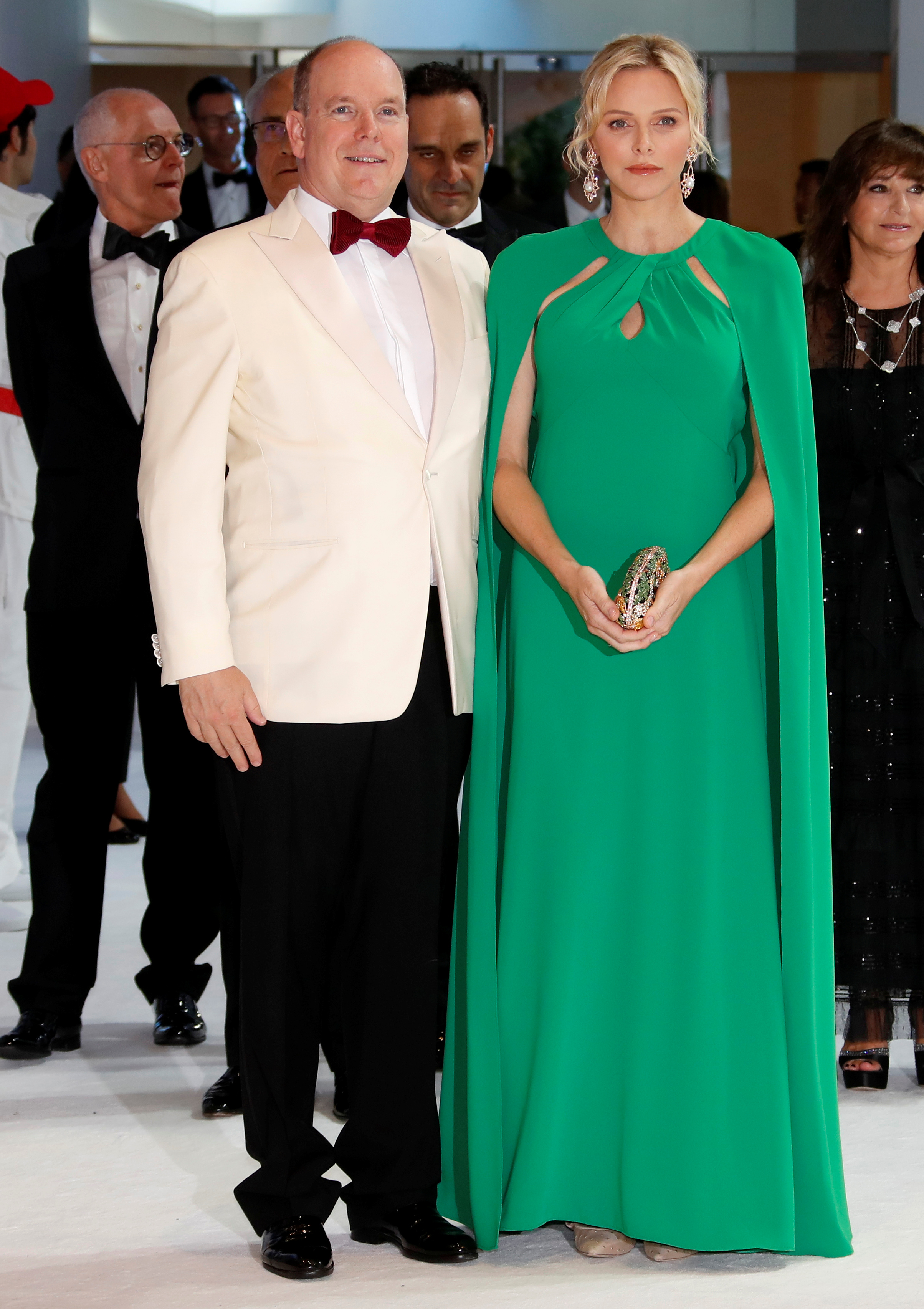 Princ Albert a princezná Charlene počas bálu Červeného kríža v Monaku.