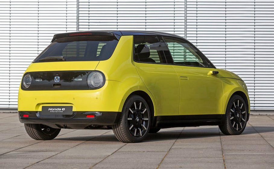 Aj vzadu sa opakuje motív kruhových svetiel v čiernej plastovej vložke. Tu niekde bude schovaný aj elektromotor, pretože Prototype E má poháňané zadné kolesá.