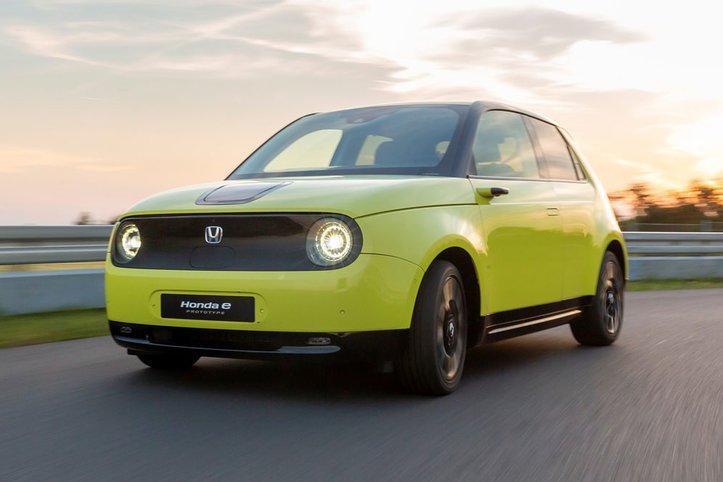 Honda e vyvoláva spomienky na sedemdesiate roky, keď odštartoval svoje ťaženie Civic. Kamery namiesto spätných zrkadiel však veštia nové časy.