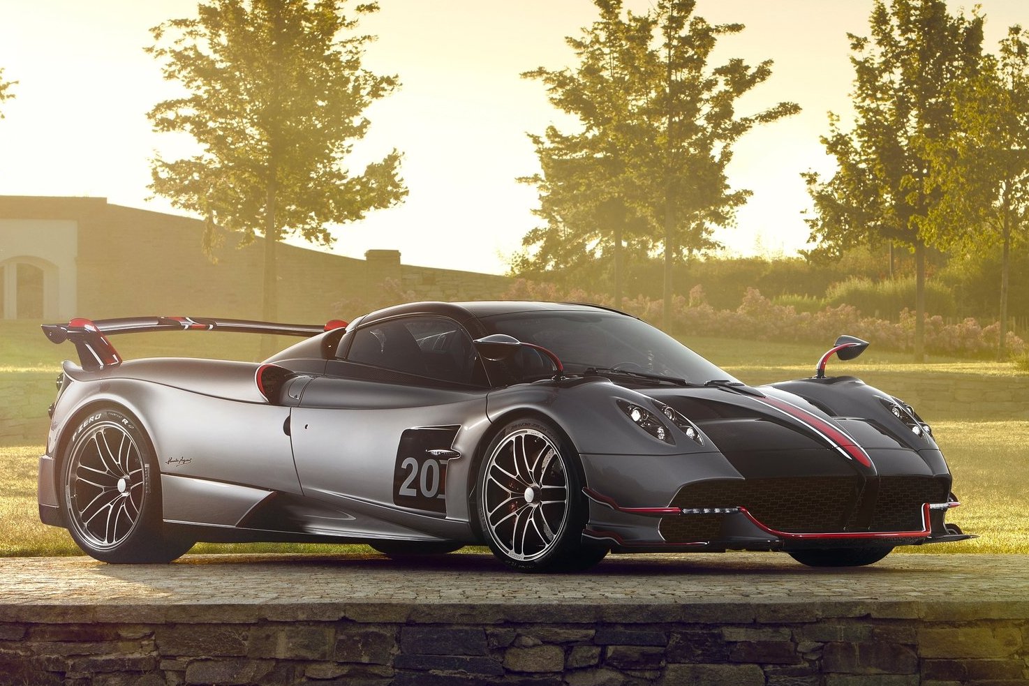 Huayra Roadster BC je tým najsofistikovanejším autom, aké kedy vzniklo v malej modenskej manufaktúre. Použitím vesmírnych materiálov sa podarilo znížiť hmotnosť tejto šelmy na 1 250 kg.