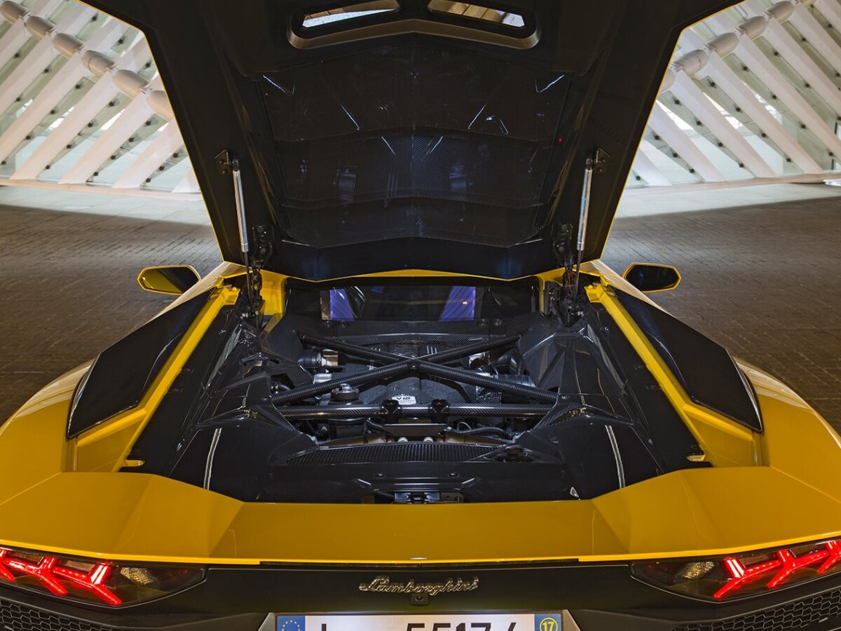 Lamborghini - motor V12
