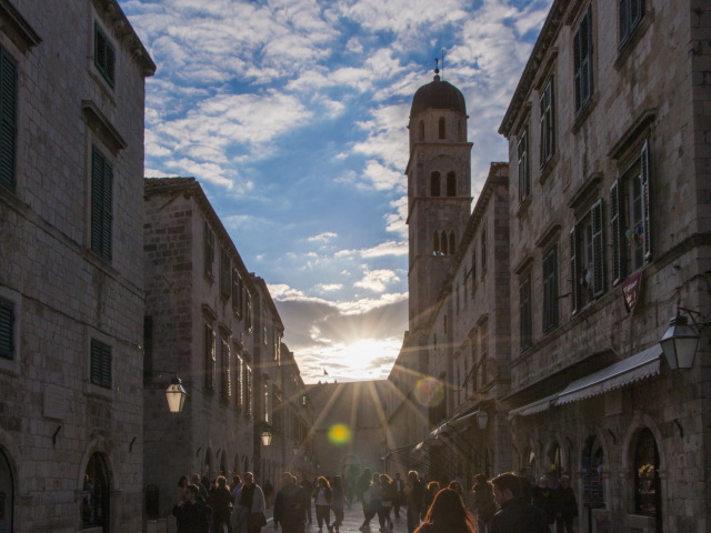 Pohľad na najznámejšiu pešiu promenádu Stradun v Dubrovníku.