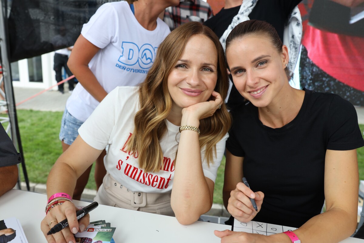 Herečky Zuzana Šebová (vľavo) a Nela Pocisková prišli rozdávať úsmevy aj podpisy. 