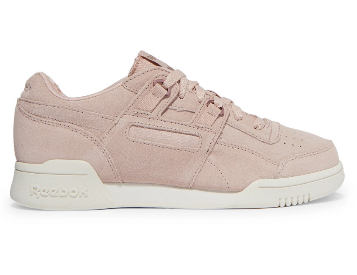 Tenisky z brúsenej kože Reebok, model Workout Lo Plus, predávajú sa za 100 eur.