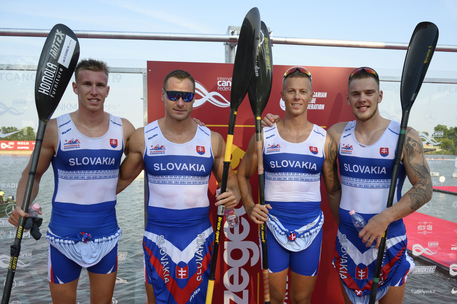 Slovenský štvorkajak zľava Samuel Baláž, Erik Vlček, Csaba Zalka a Adam Botek pózuje po triumfe v rozjazde na olympijskej 500 m trati na MS v rýchlostnej kanoistike.
