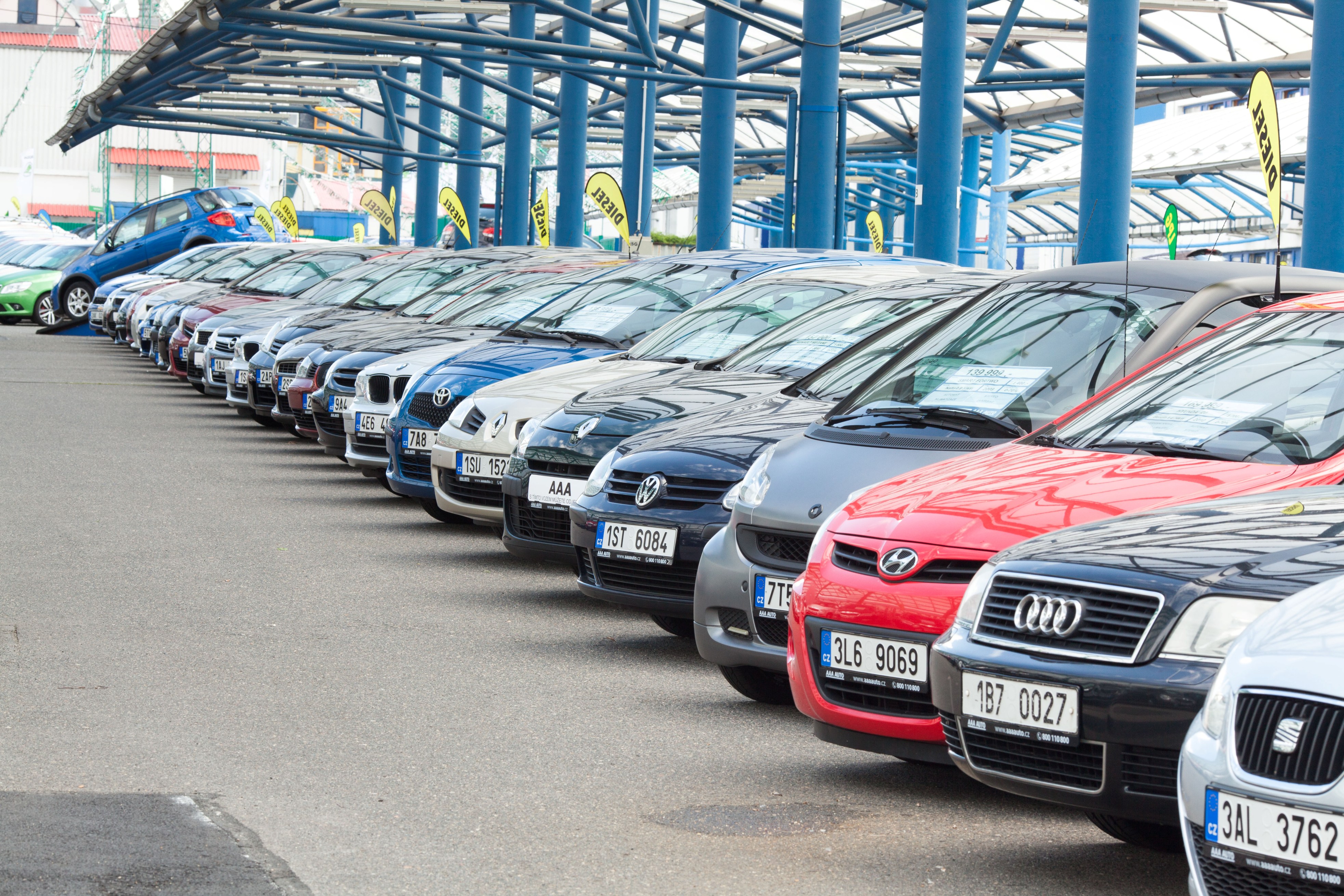 Na Slovensku bolo v 1. kvartáli 2021 v ponuke v sieti AAA Auto približne o 10-tisíc áut menej, než pred rokom.