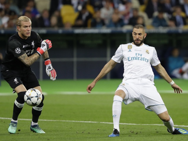 Brankár Loris Karius vo finále Ligy majstrov ponúka gól útočníkovi Realu Madrid Karimovi Benzemovi.