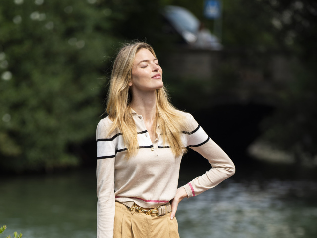 Modelka Martha Hunt v širokých ľanových nohaviciach a kašmírovom úplete. 