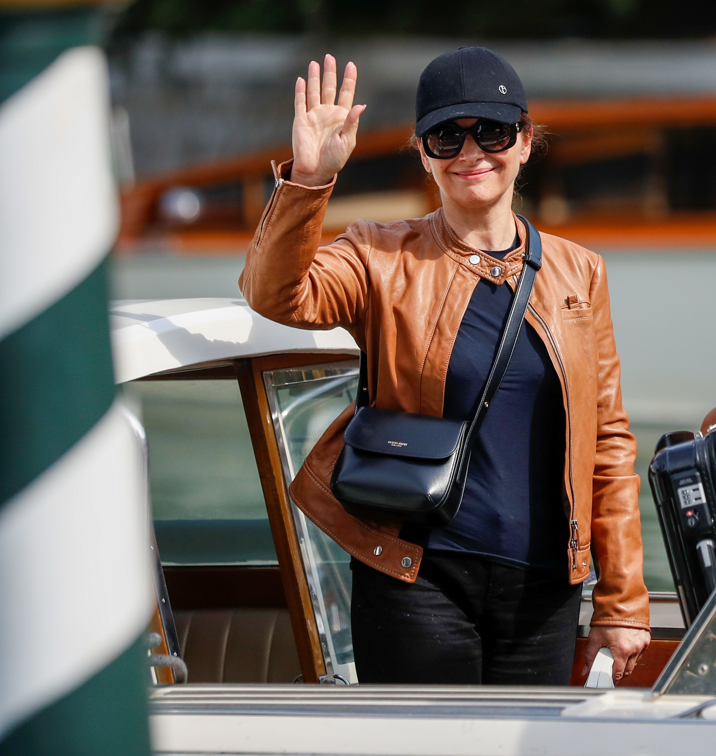 Herečka Juliette Binoche v koženej bunde prichádza na filmový festival v Benátkach.