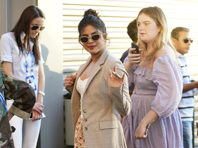 Herečka Priyanka Chopra medzi hosťami štvrťfinálového zápasu US Open. 