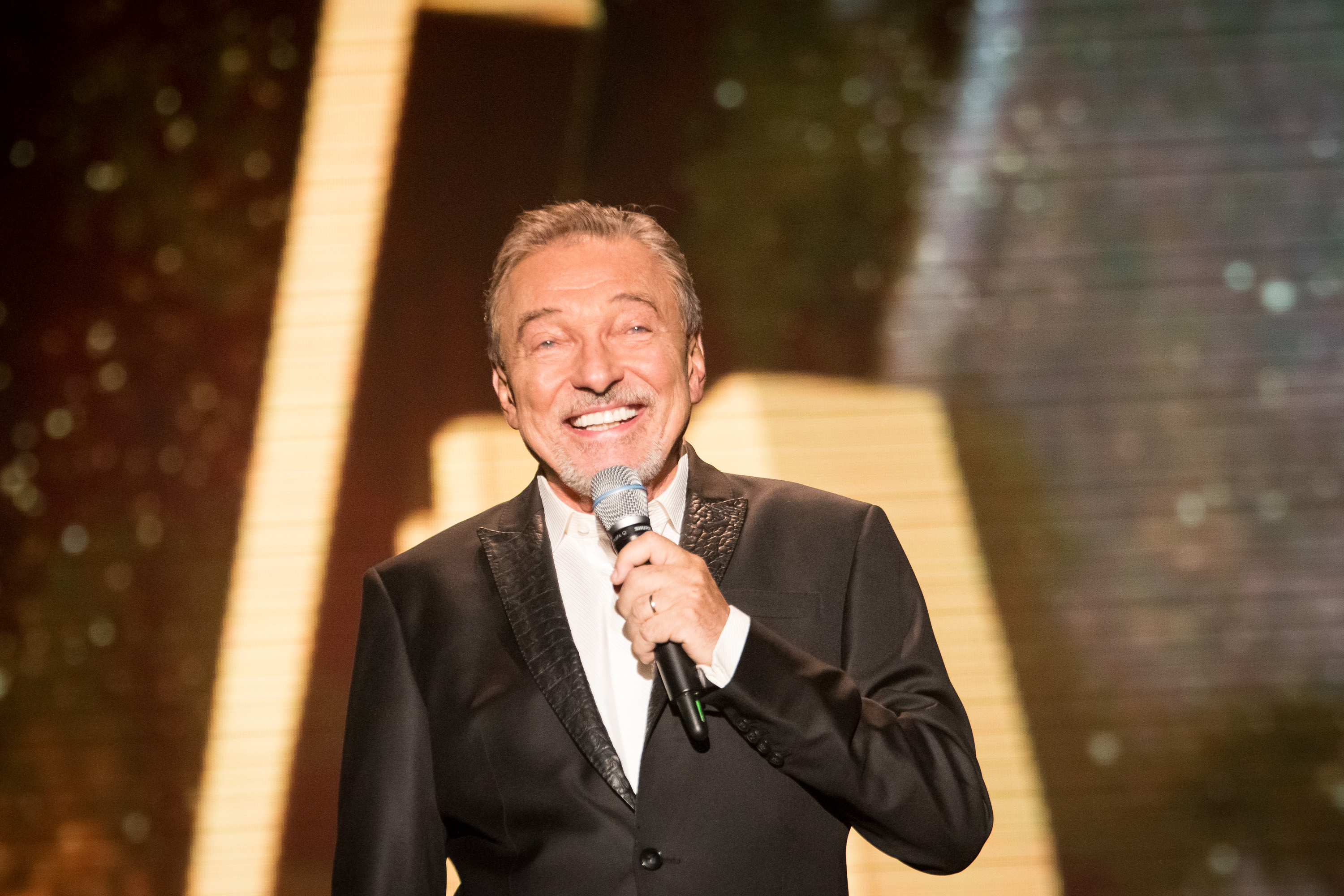 Spevák Karel Gott na zábere z roku 2016.
