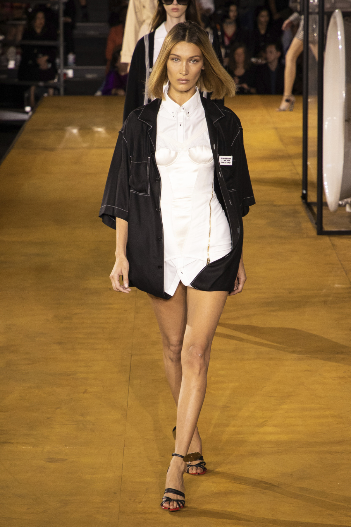 Topmodelka Bella Hadid počas prehliadky značky Burberry v Londýne. 