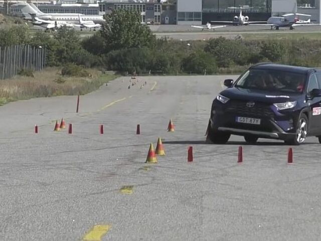 Toyota RAV4 v losom teste zvládla vyhýbací manéver bezpečne len do rýchlosti 68 km/h. Pri vyšších rýchlostiach už mala problémy so stabilitou.