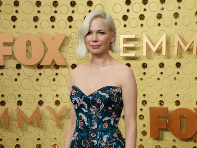 Ocenená herečka Michelle Williams v kreácii Louis Vuitton. 