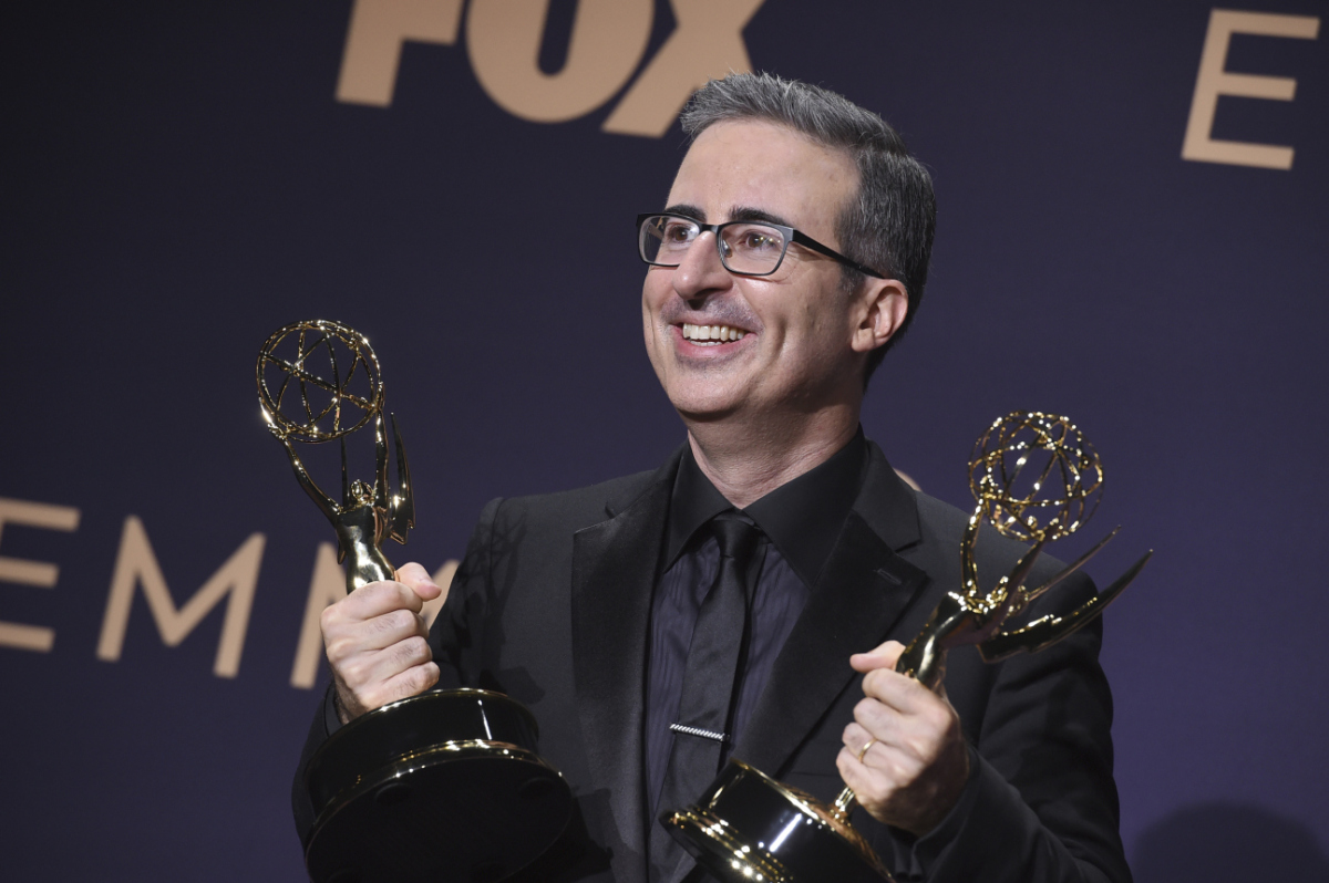 Moderátor John Oliver sa tešil z dvoch sošiek Emmy. 