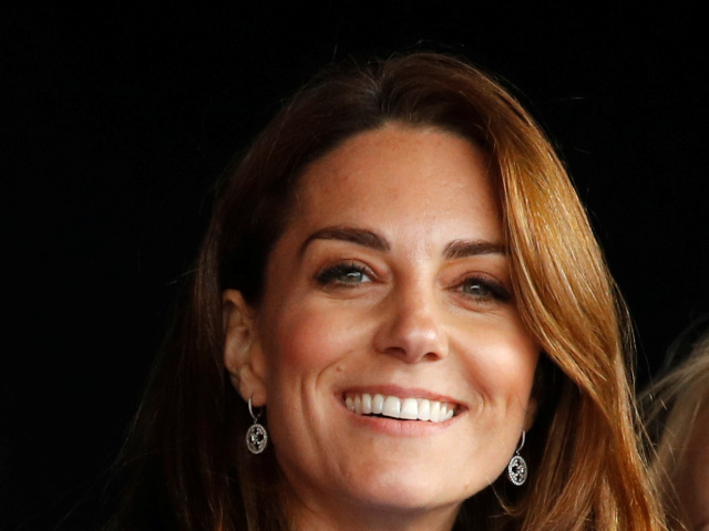 Vojvodkyňa Catherine z Cambridge sa usmieva do objektívov. 