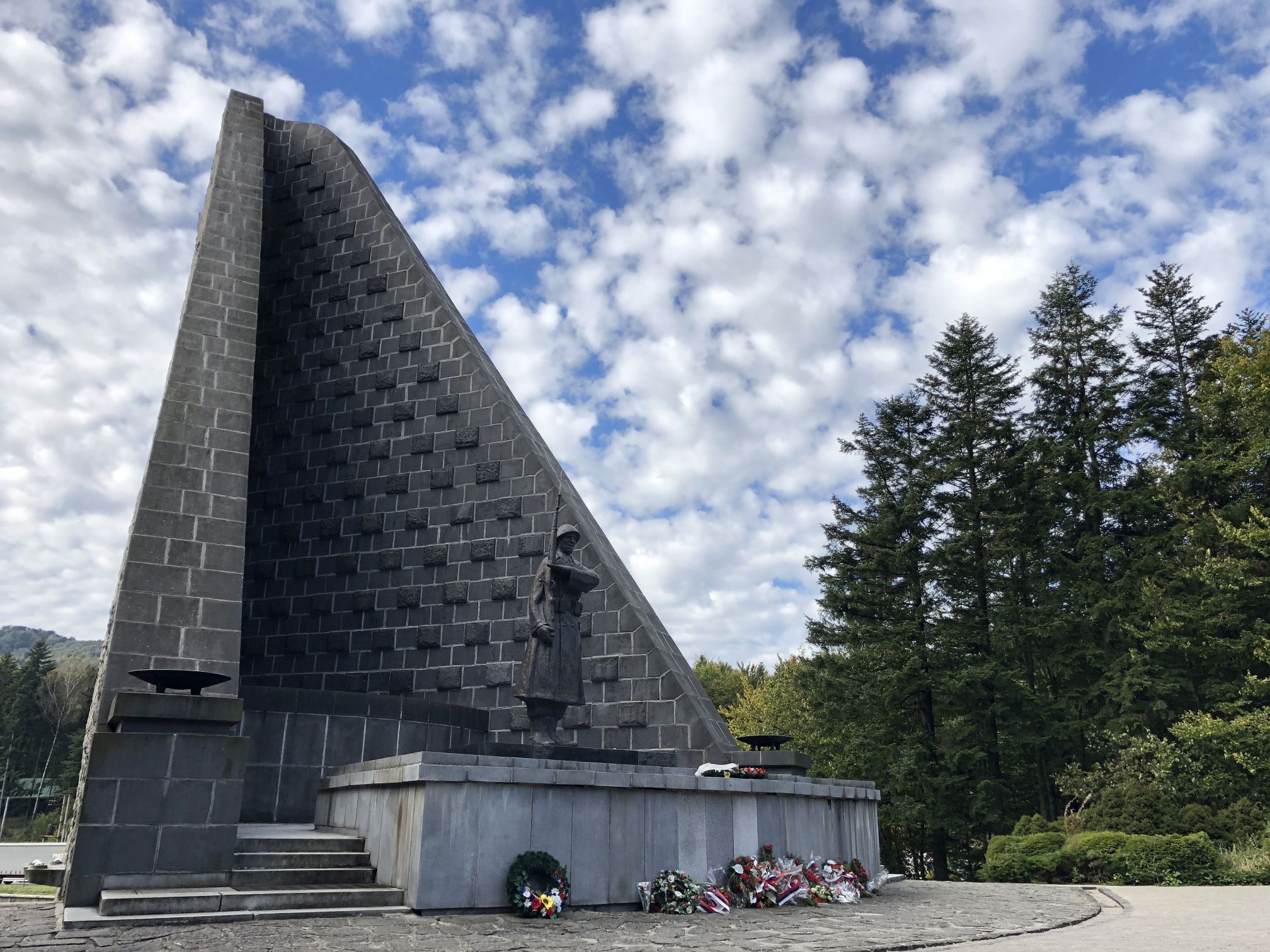 Pamätník na Dukle bol slávnostne sprístupnený v roku 1949. Pylón je vysoký 28 metrov. (Autor: architekt Josef Grus, autor pôvodnej sochy čs. vojaka, ktorej verná kópia je súčasťou pamätníku aj dnes: Jan Adolf Vítek.)