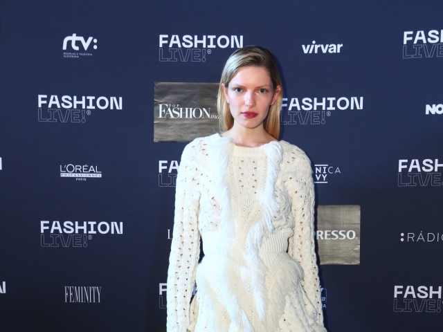 Modelka Barbora Brušková v kreácii od Jakuba Polansku. 