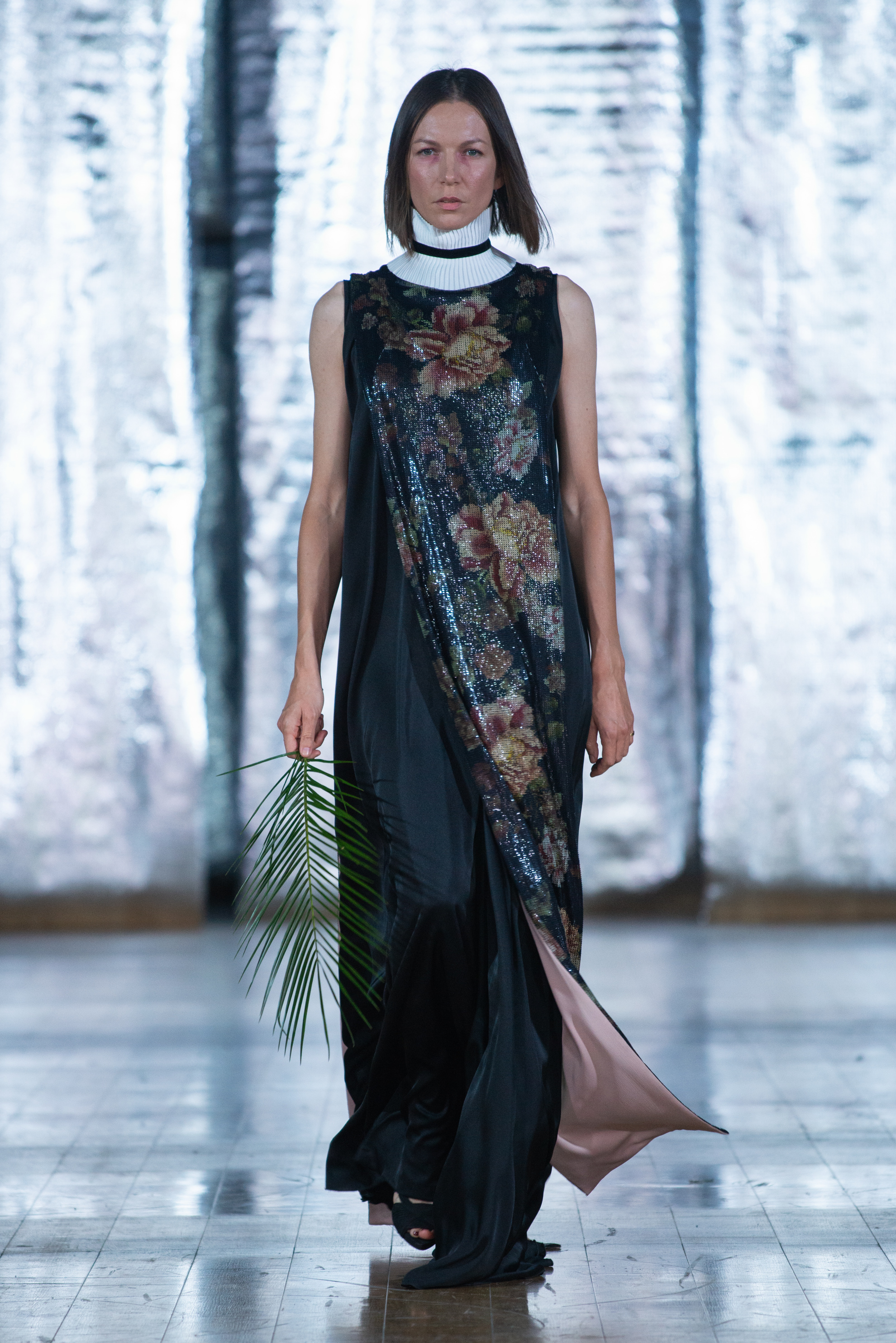 Speváčka Zuzana Smatanová ako modelka v kreácii od Borisa Hanečku na akcii Fashion LIVE! 2019.