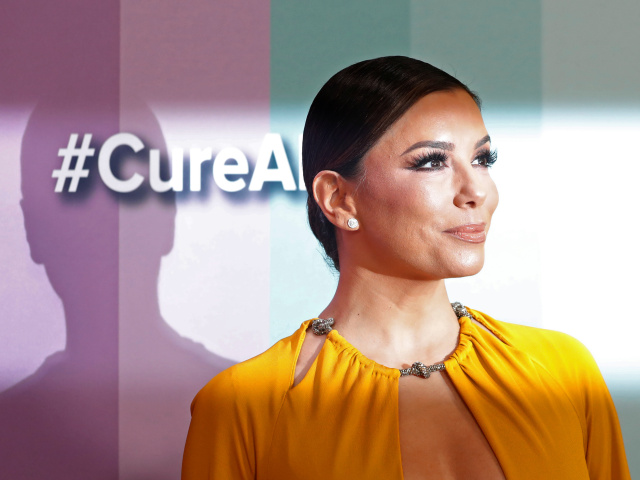 Herečka Eva Longoria na 10. ročníku amfAR Gala v Los Angeles.