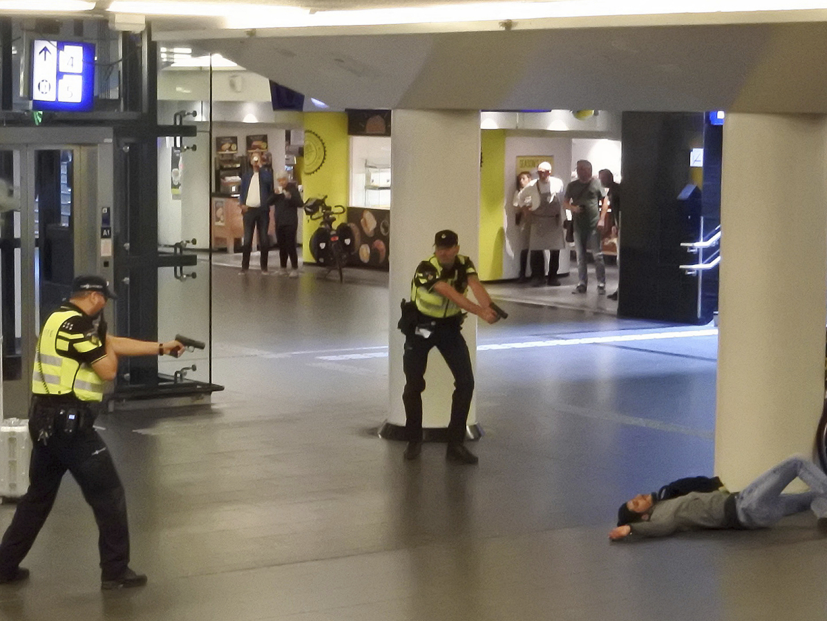 Holandsko / Amsterdam / Afganec / polícia / zadržanie /