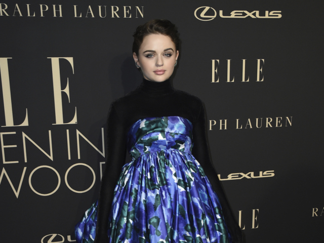 Herečka Joey King prišla v kreácii od Richarda Quinna. 