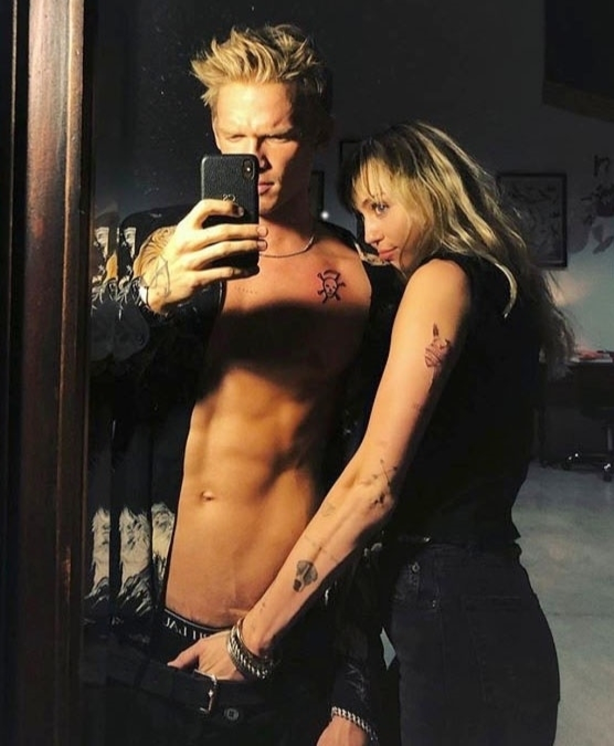 Speváčka Miley Cyrus a jej nový partner Cody Simpson. 