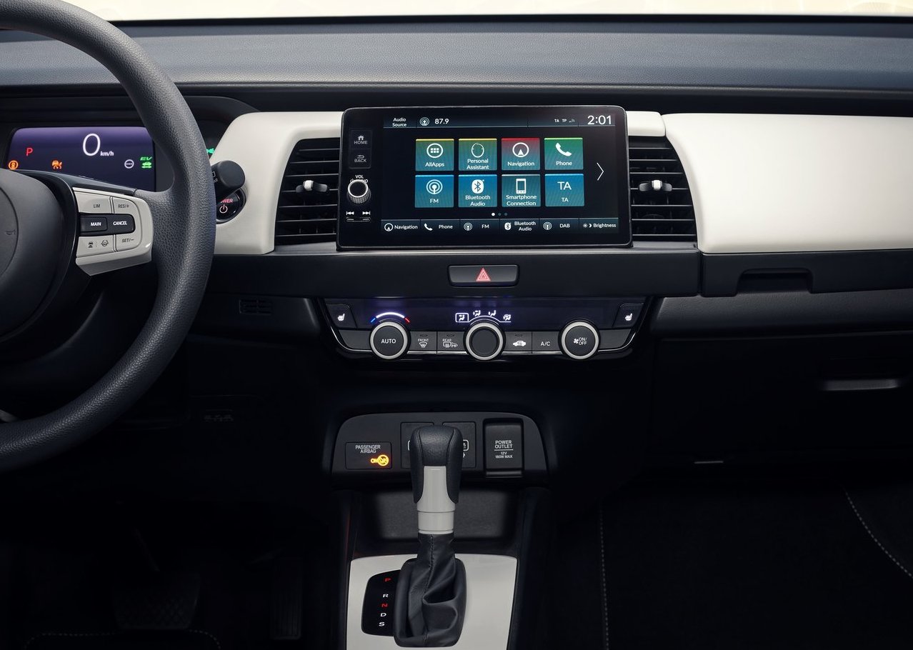Na základe reakcií zákazníkov, ale aj štúdií sa Honda rozhodla vrátiť vo väčšom k starému dobrému hardvéru.  Nový Jazz dostane samostatný panel klimatizácie s otočnými ovládačmi.