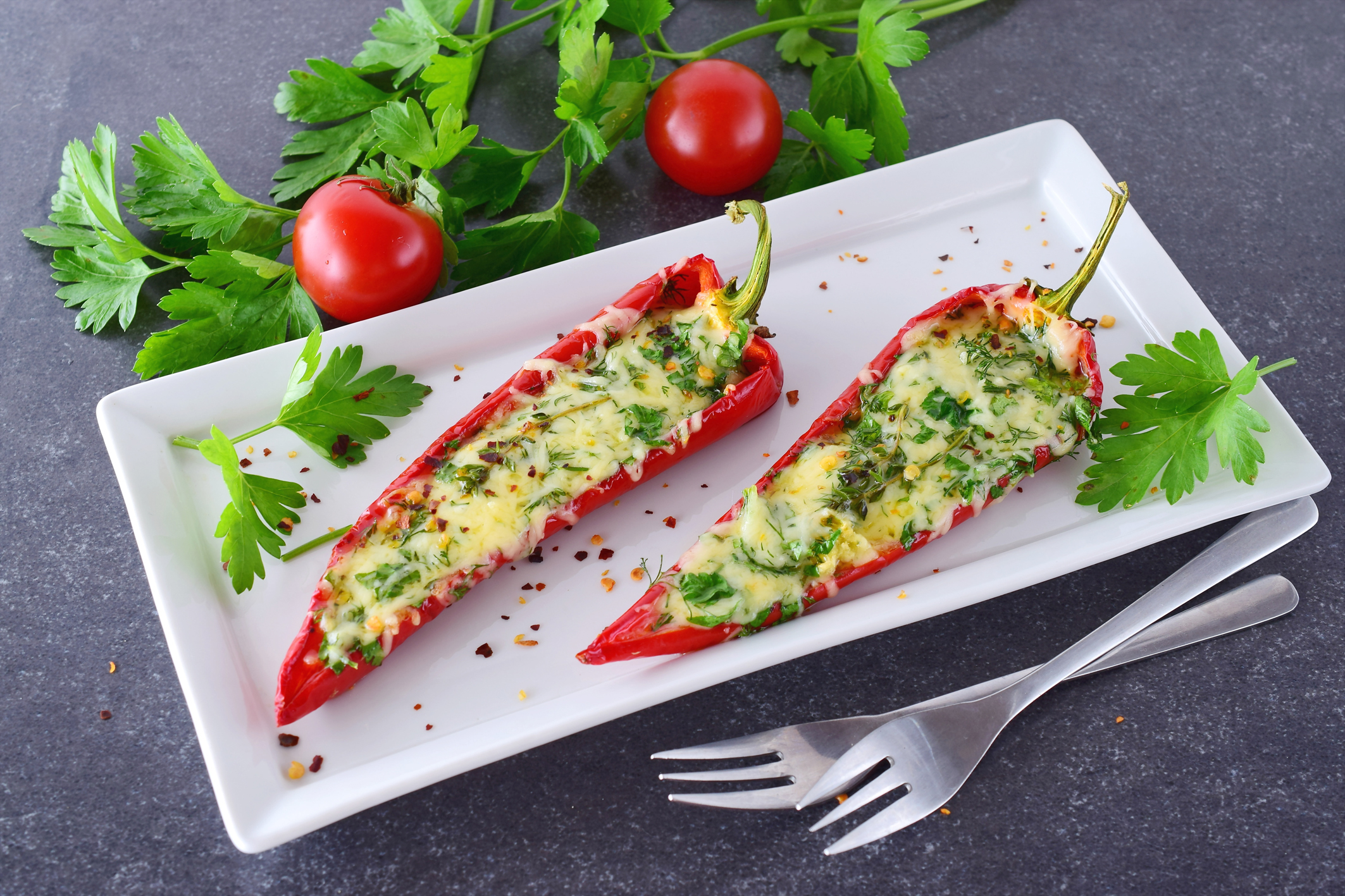 Grilovaná paprika so syrom feta a pistáciami.