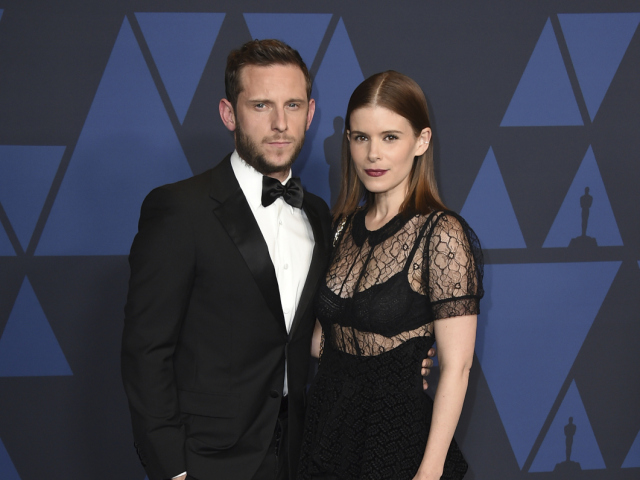 Herecký manželský pár Jamie Bell a Kate Mara spoločne na vyhlásení cien Governors Awards.
