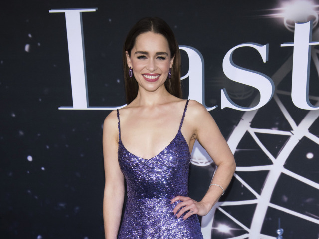 Herečka Emilia Clarke v kreácii Valentino Haute Couture vyzerala očarujúco. 