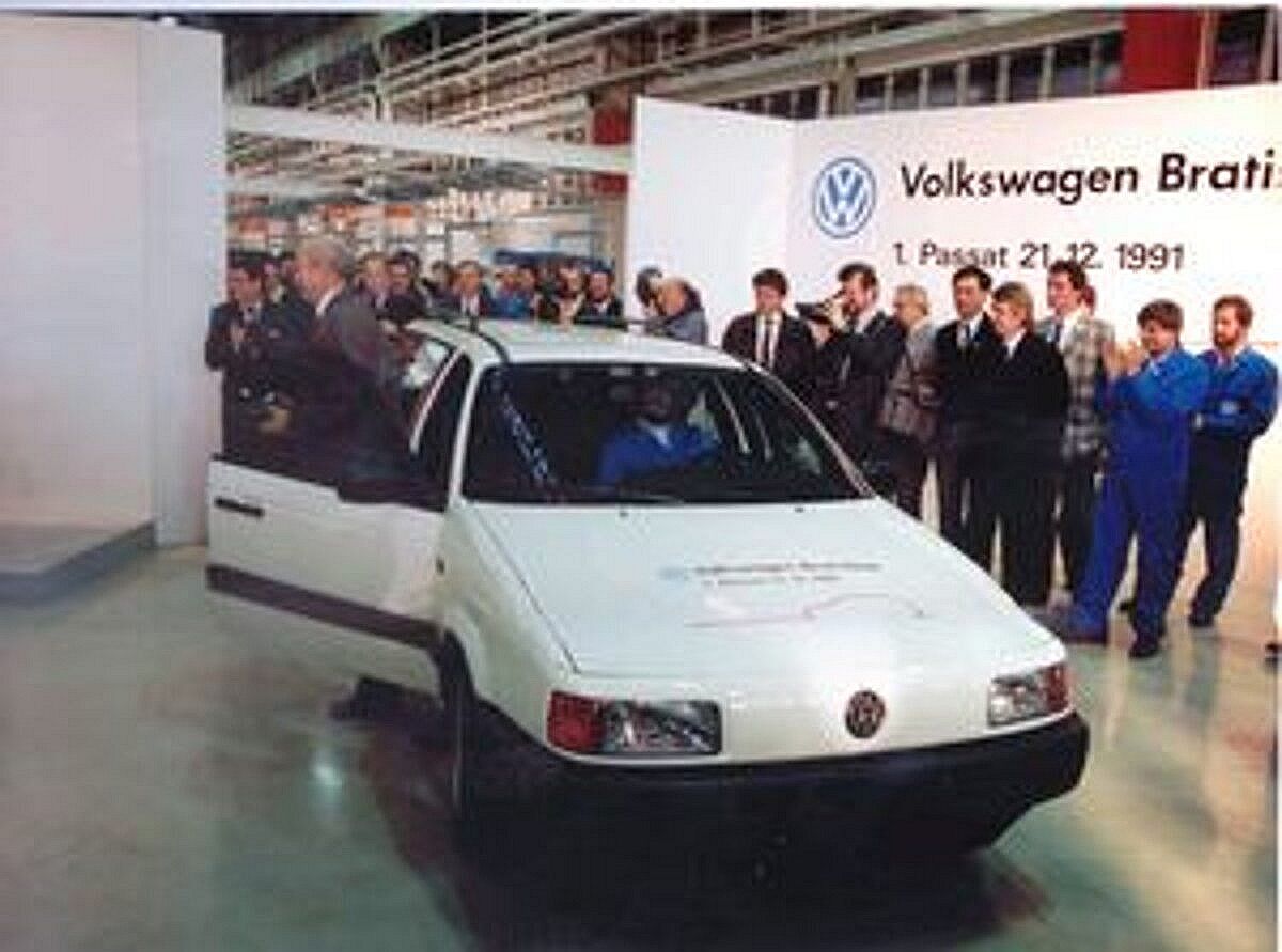 Toto je úplne prvý VW Passat B3 Variant Arriva, ktorý zmontovali v bratislavskom závode Volkswagenu presne 21. decembra 1991. Sériová výroba začala 14. februára nasledujúceho roka. Nový Passat plánovaný na rok 2022 tak nebude v Devínskej Novej Vsi nováčikom.