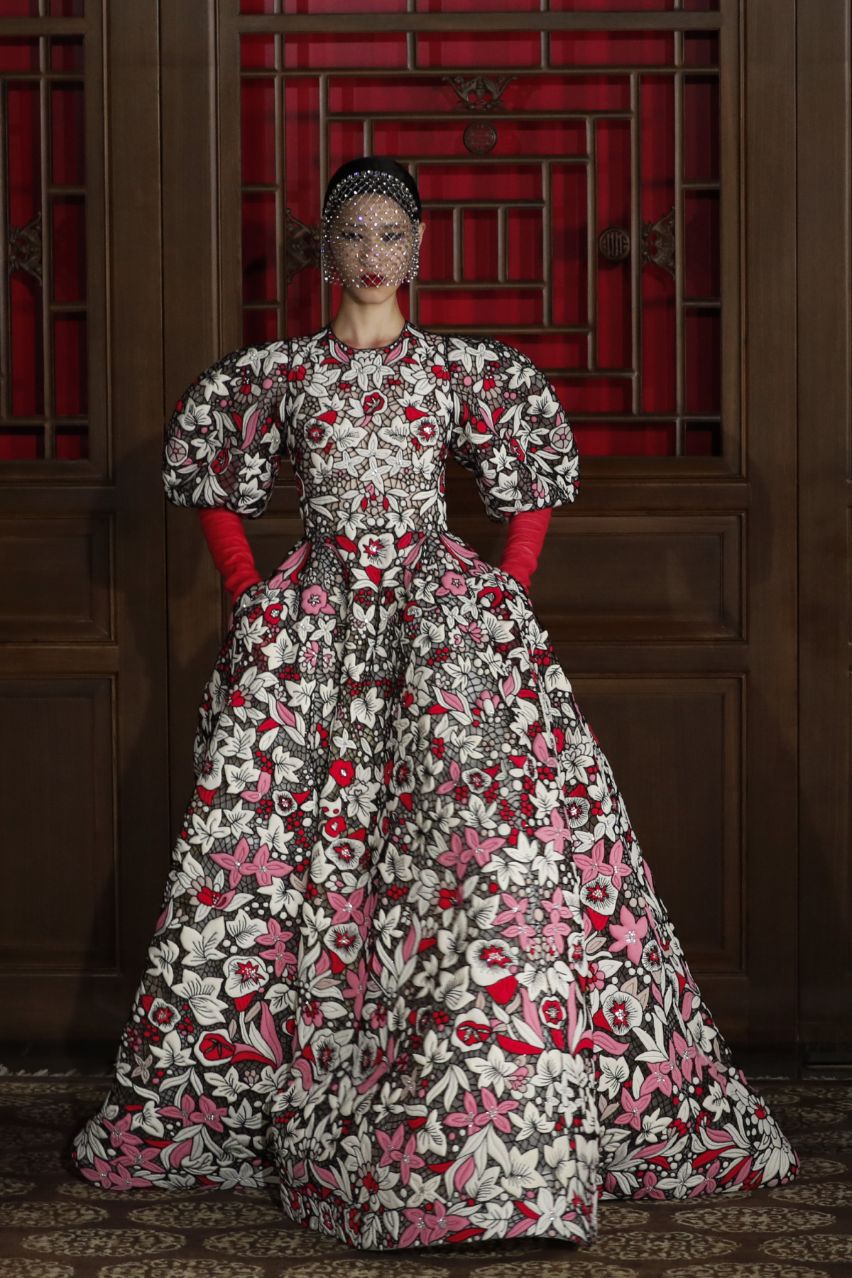 China Modelka na prehliadke Valentino Haute Couture, ktorú dizajnér Pierpaolo Piccioli predstavil na výnimočnej prehliadke v Pekingu v priestoroch Aman Summer Palace.