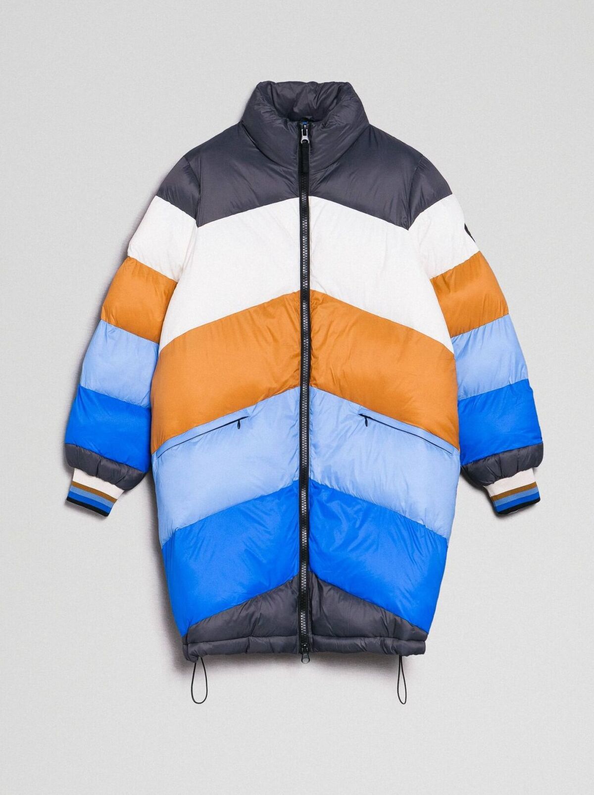 Vatovaná bunda s efektom color-blockingu. Predáva Twinset za 233 eur. 
