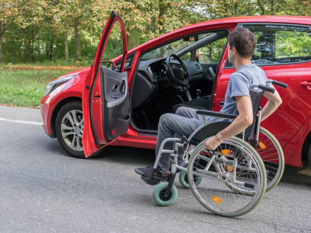 muž, invalidný vozík, auto, ťzp