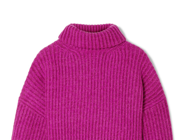 Vlnený sveter Acne Studios. Predáva sa za 390 eur na Net-a-porter.com.