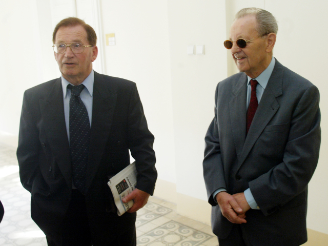 Lubomír Štrougal (vľavo) a Miloš Jakeš v roku 2004.