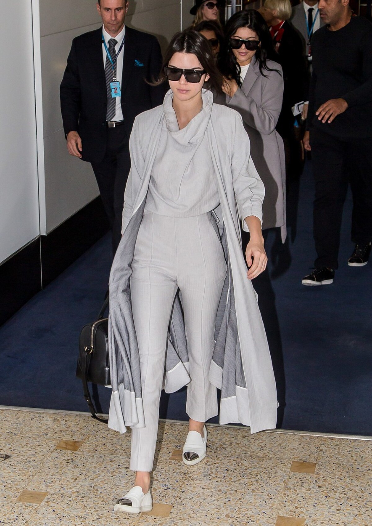 Modelka Kendall Jenner odetá od hlavy po päty do sivej farby. 