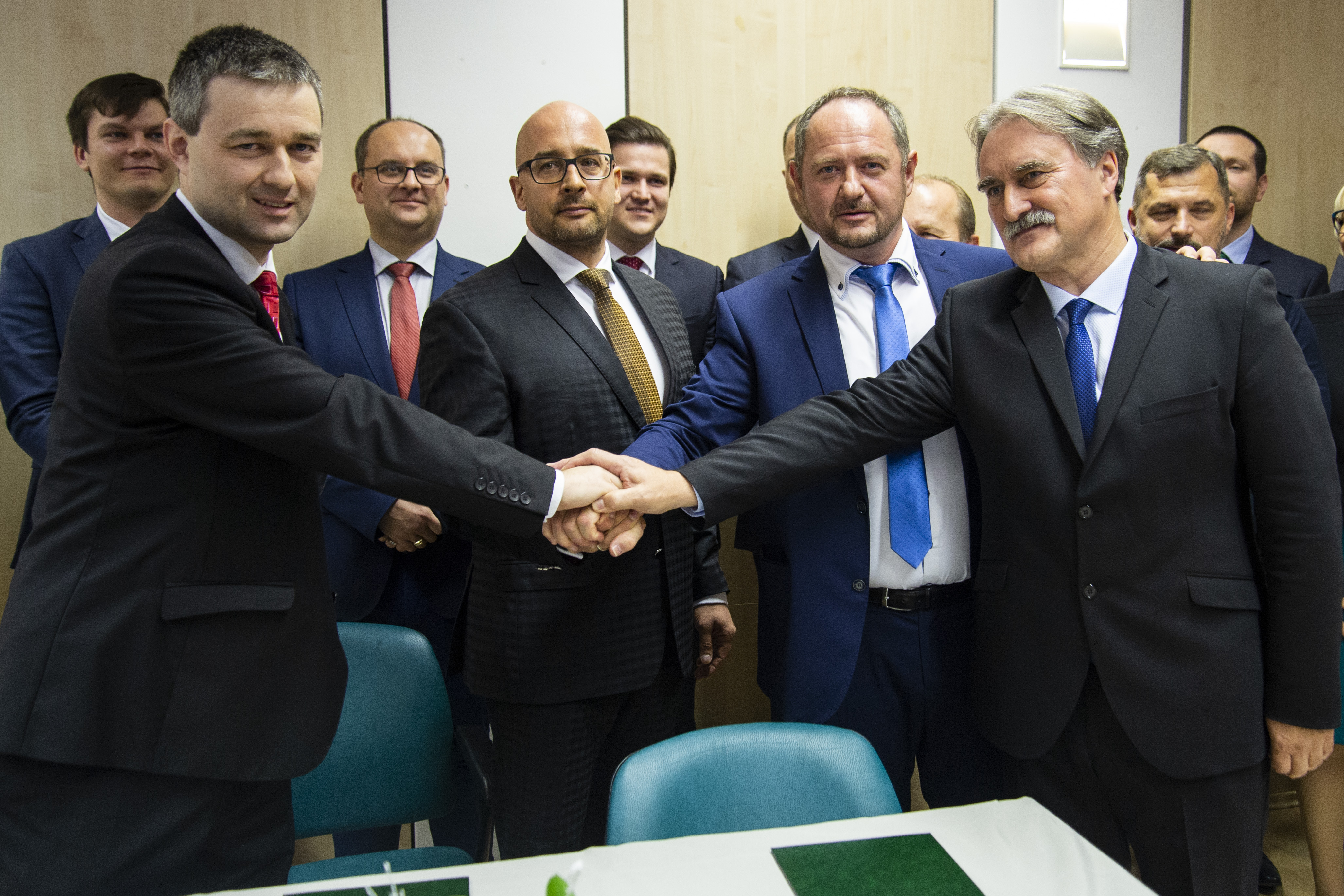 Na snímke zľava predseda hnutia Összefogás -Spolupatričnosť Mózes Szabolcs, predseda Strany maďarskej komunity József Menyhárt, predseda Maďarského fóra Zsolt Simon a líder spoločnej kandidátky Gyula Bárdos si držia za ruky pri príležitosti podpísania memoranda o spolupráci medzi Maďarským fórom, SMK a politickým hnutím Spolupatričnosť o predvolebnej spolupráci a predstavenia kandidátky do volieb NR SR 2020.