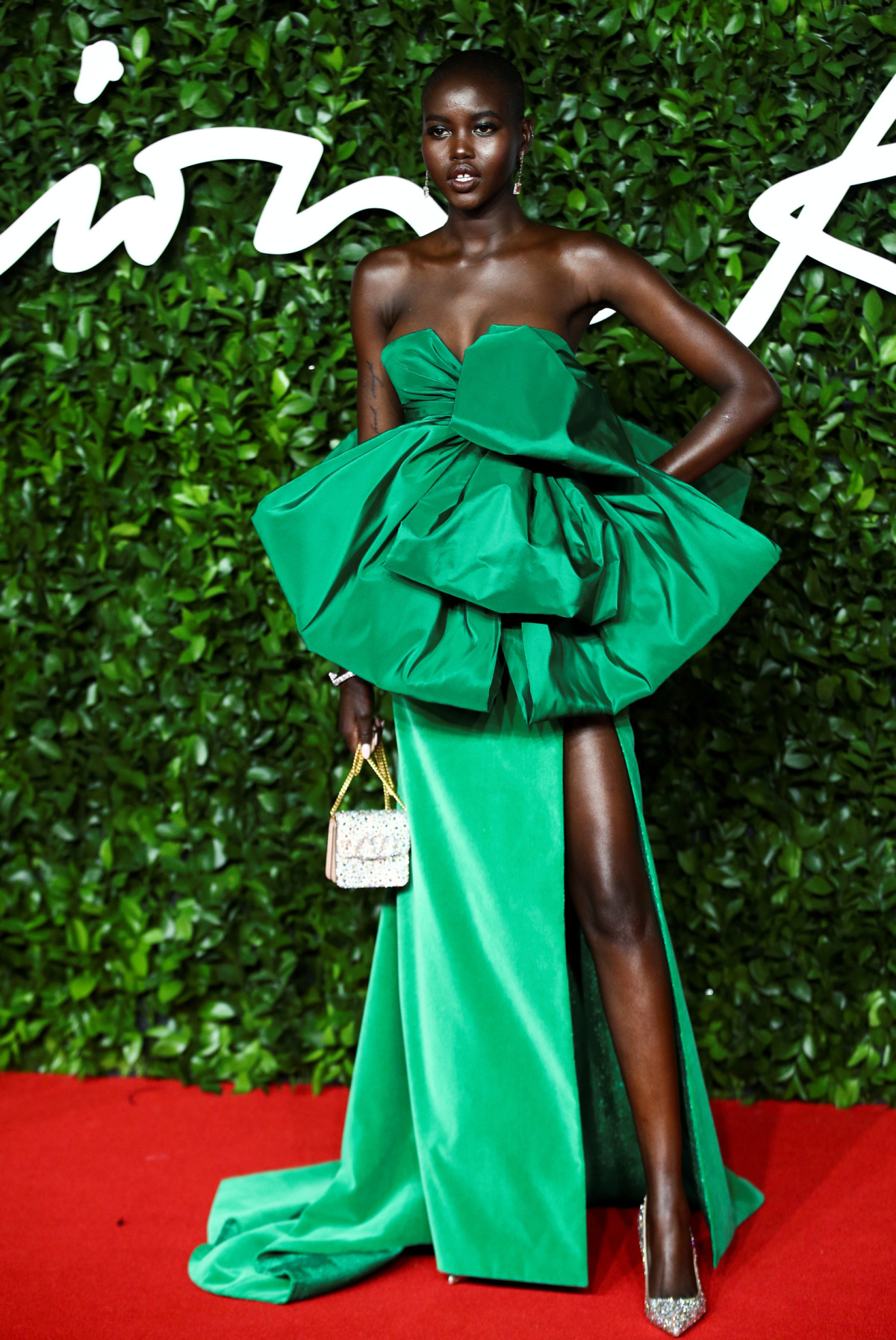 Modelka Adut Akech v kreácii Valentino Haute Couture.