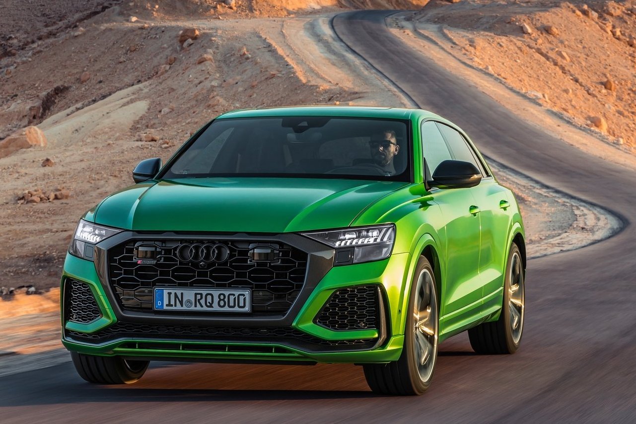 Audi RS Q8 má agresívnu masku Single frame so špecifickým matným čiernym výpletom. Lemujú ju štandardne dodávané matricové LED svetlá.