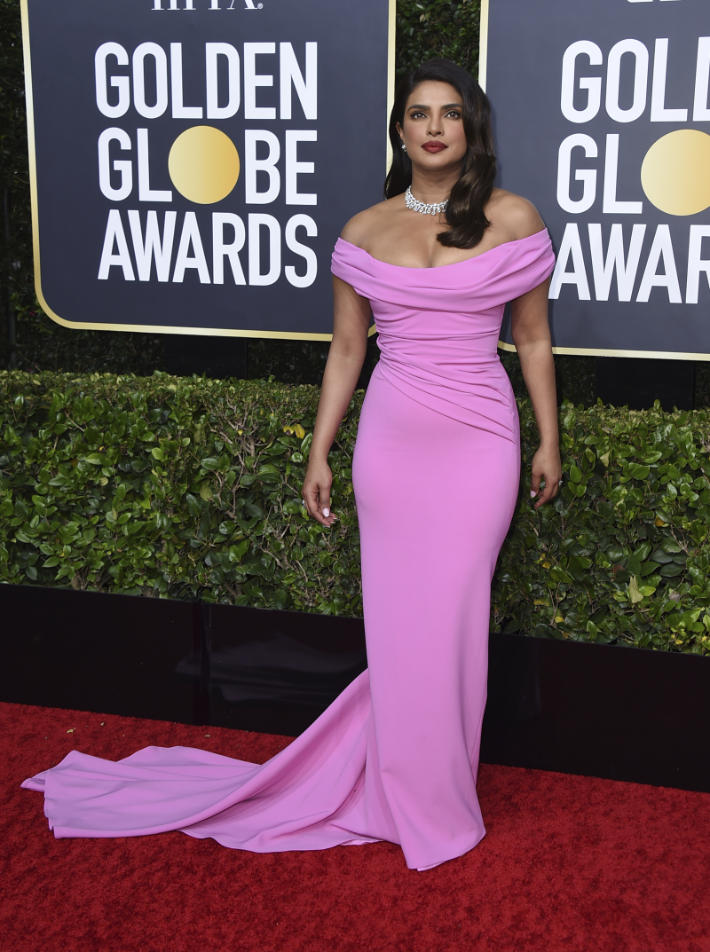 Priyanka Chopra v šatách Cristina Ottaviano  počas  udeľovania Zlatých glóbusov.